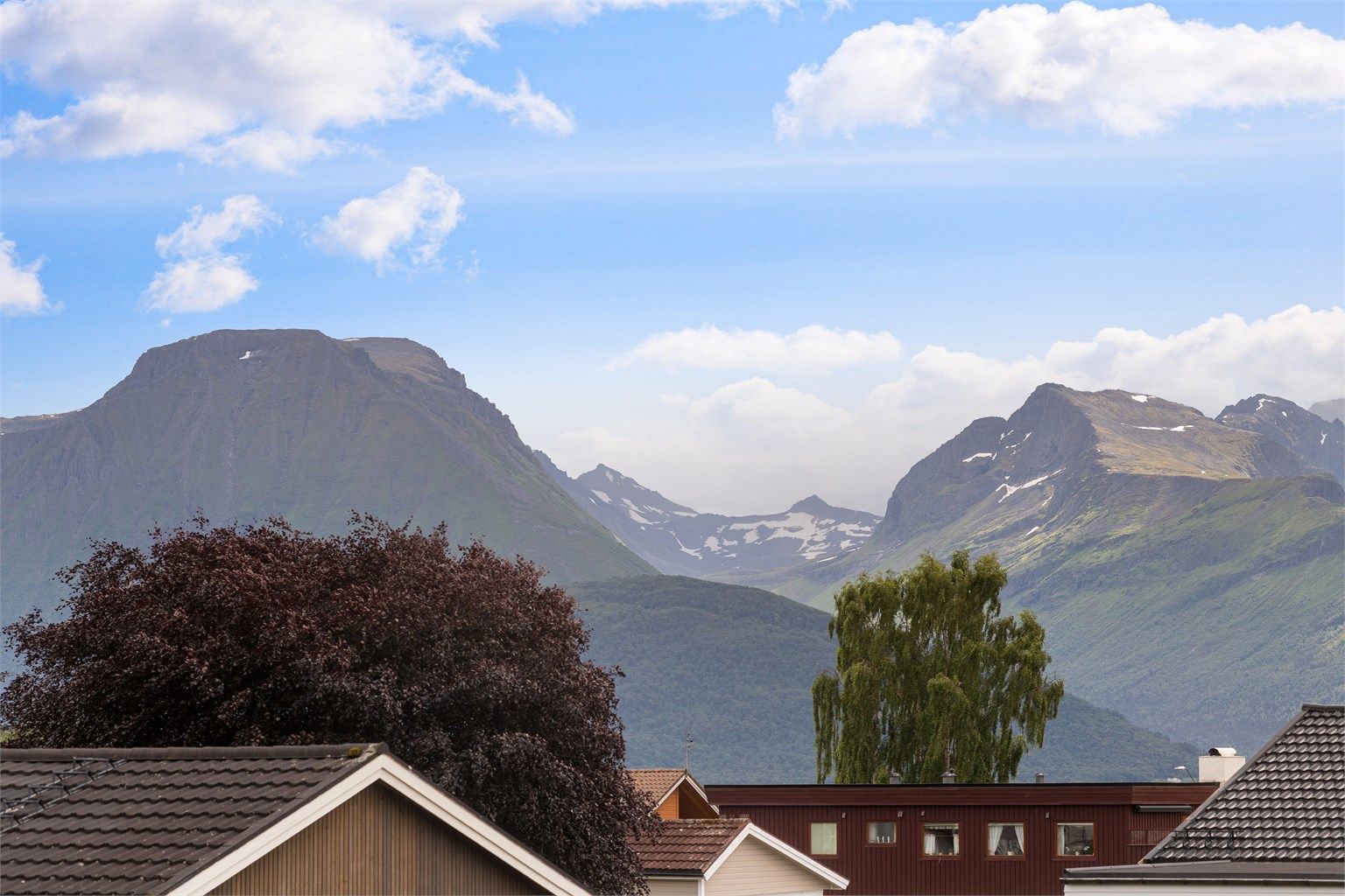 Utsikt mot de mektige Sunnmørsalpene.