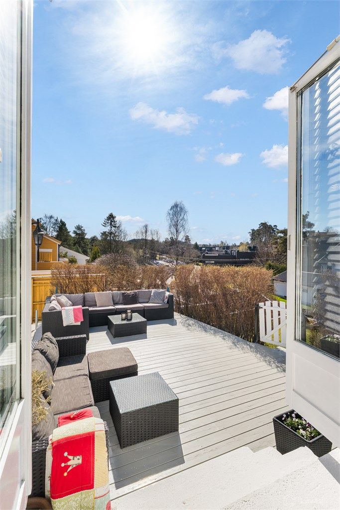 Terrassedøren åpner opp for en sømløs overgang mellom inne- og uterommet.