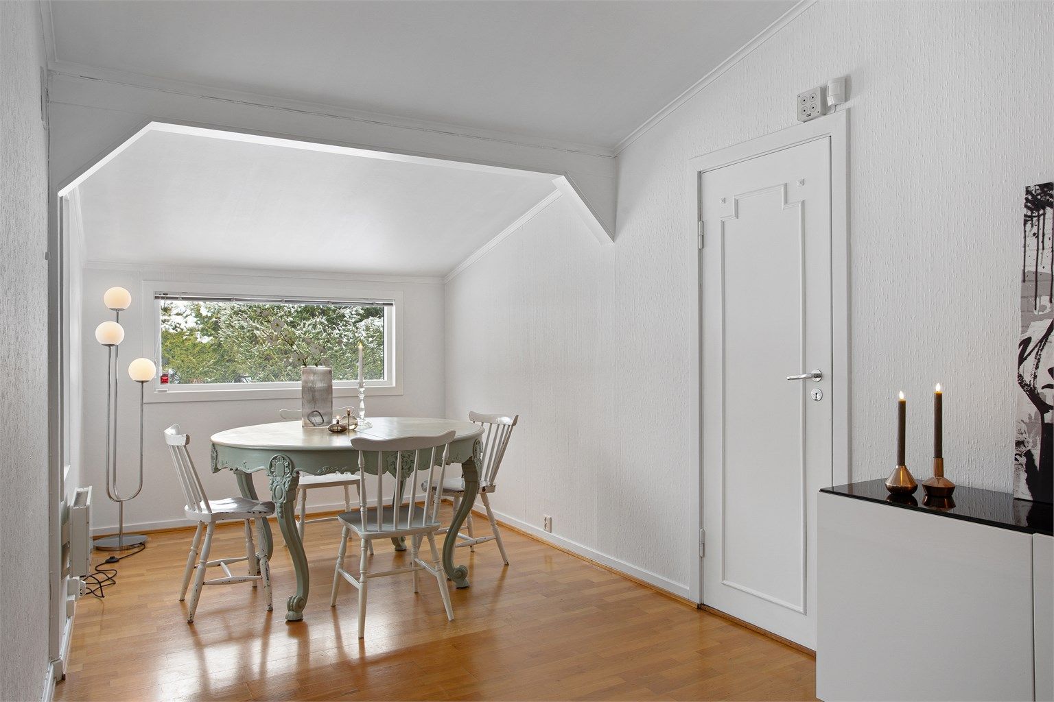 Praktisk spisestue med plass til spisemøbler (forlengelse/del av rommet er ikke byggemeldt)