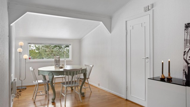 Praktisk spisestue med plass til spisemøbler (forlengelse/del av rommet er ikke byggemeldt)