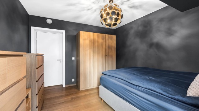 Også her er det god plass til seng og garderobeskap.
