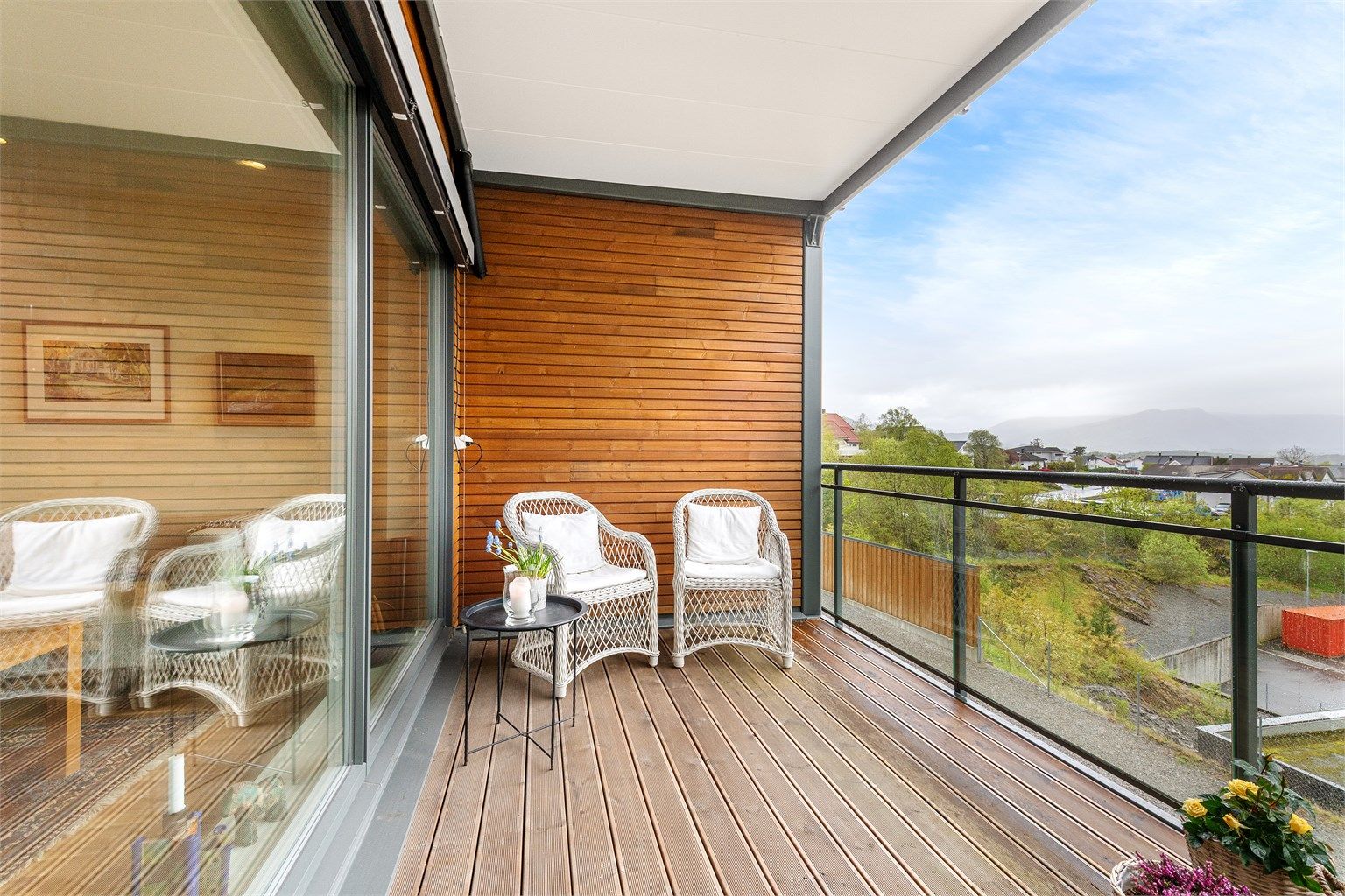 Vestvendt overbygd terrasse med glassrekkverk