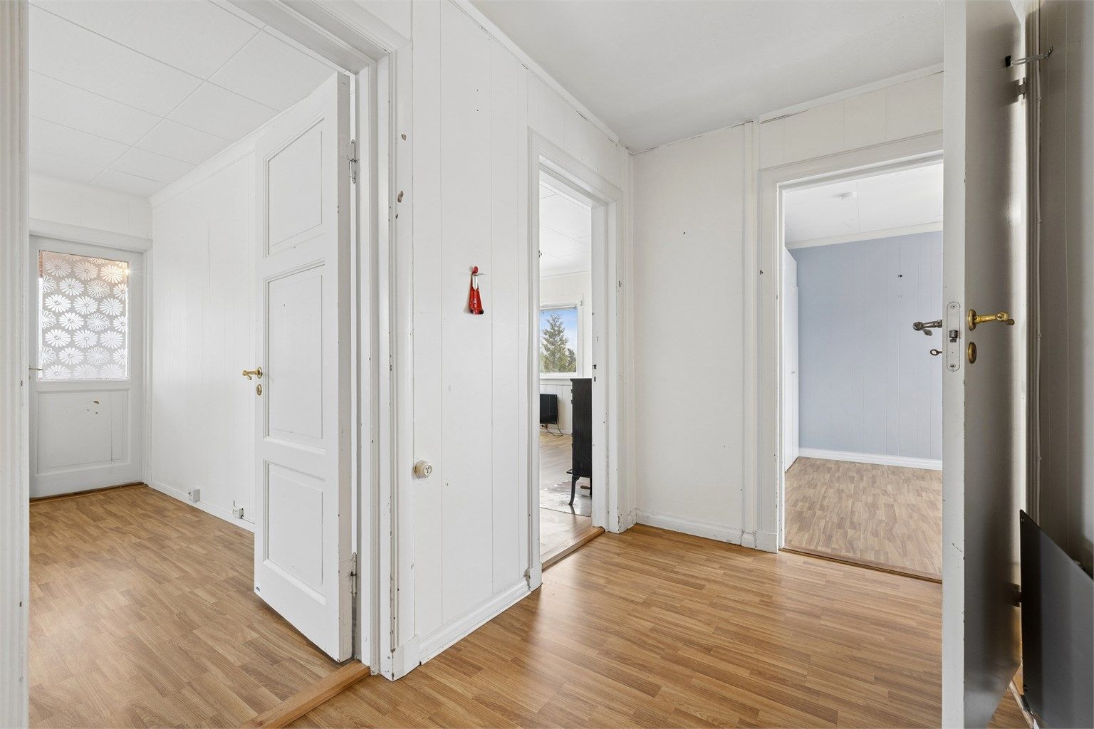 Mellomgang som fordeler tilgang til etasjens ulike rom.