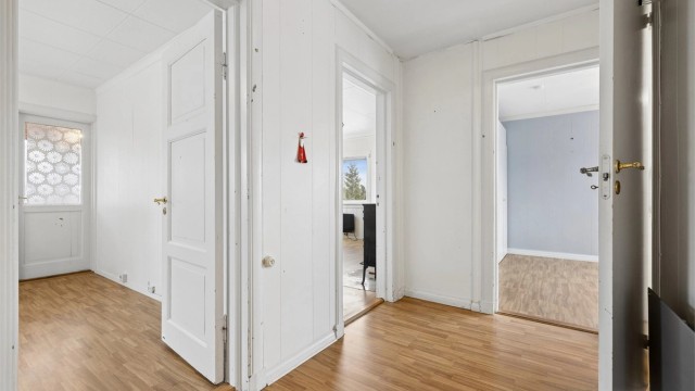 Mellomgang som fordeler tilgang til etasjens ulike rom.