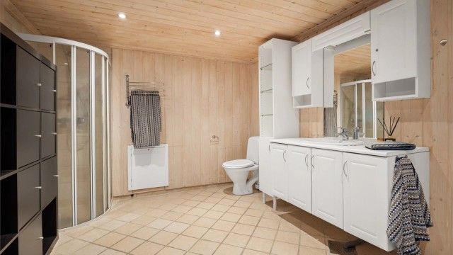 Romslig bad fra 2005 i underetasjen med downlights i tak og varmekabler i gulv. Rommet er opprinnelig byggemeldt som arbeidsrom og matbod.