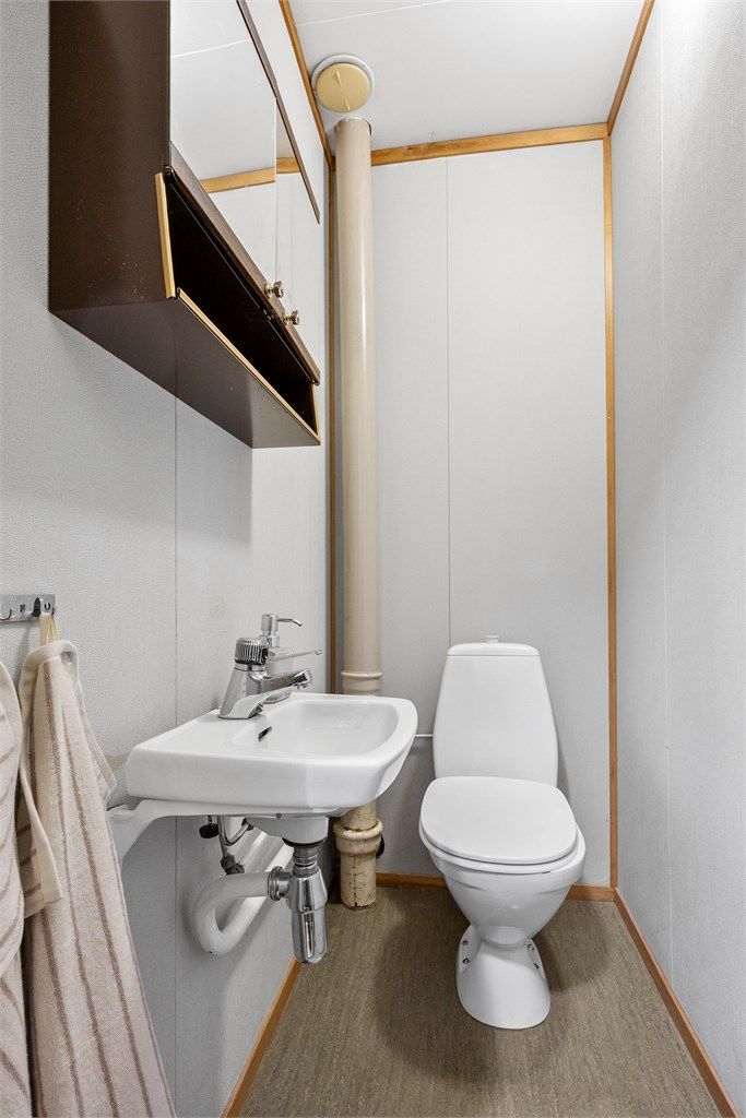 Separat toalettrom med servant og wc.