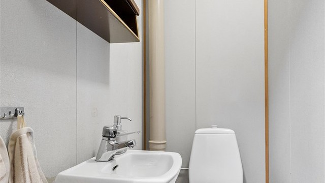 Separat toalettrom med servant og wc.