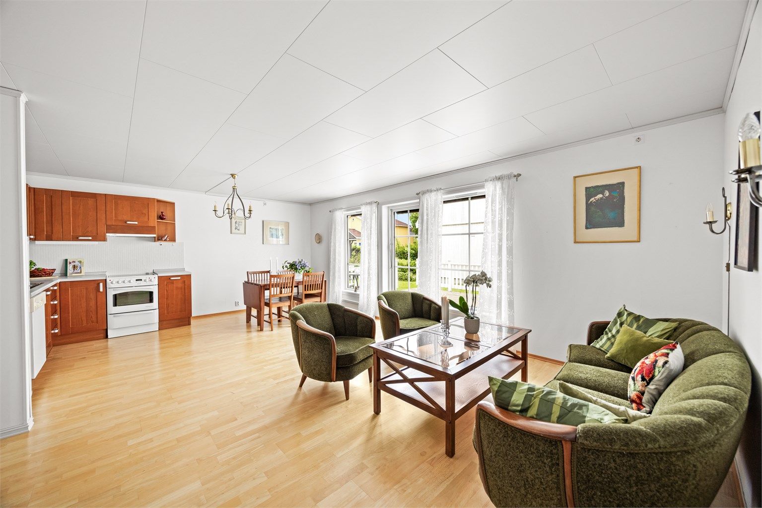 Stuen har god plass til både sofagruppe og spisebord, og en takhøyde på ca. 2,40 meter.