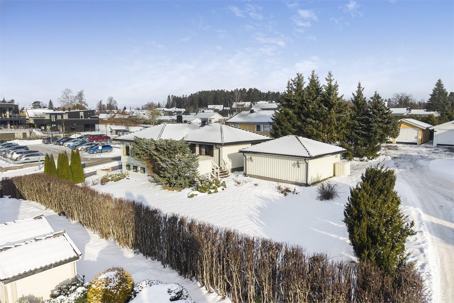 Stor hage med god boltreplass. Ca. 15 min gange til Ski sentrum. 