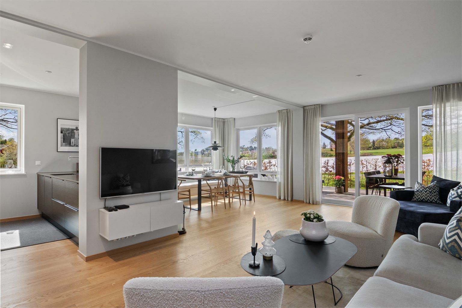 Stuen ligger i åpen løsning med kjøkkenet, og sammen danner de et stort, innbydende allrom med fine, definerte soner for møblering.