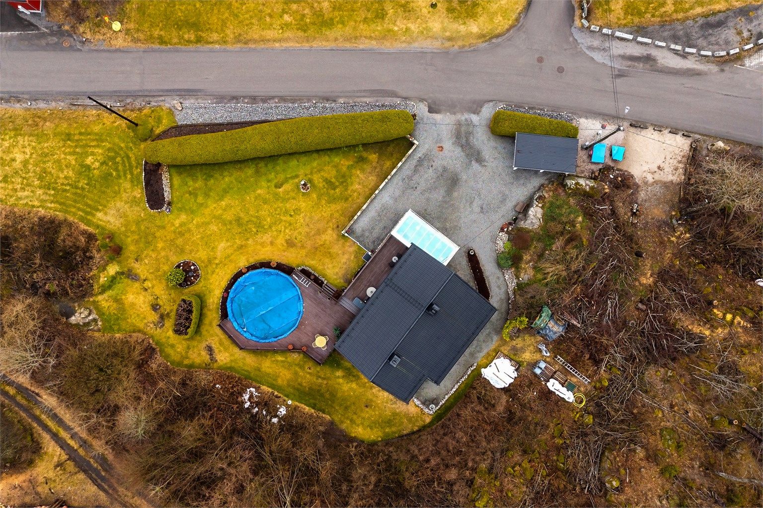 Pent opparbeidet og beplantet hage.