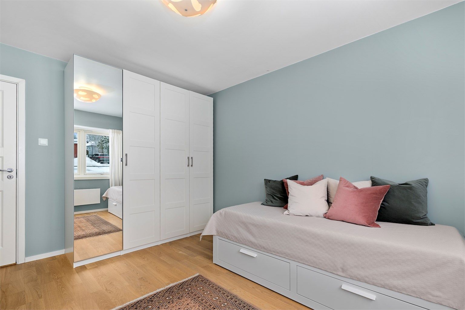 Det andre soverommet egner seg godt som barnerom, gjesterom eller kontor.