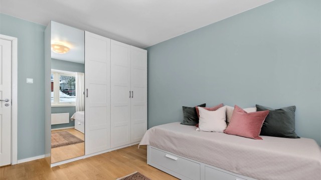 Det andre soverommet egner seg godt som barnerom, gjesterom eller kontor.