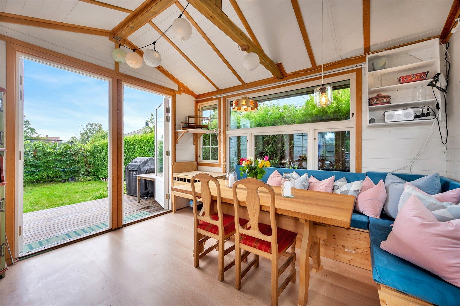 En innholdsrik og sjarmerende halvpart av tomannsbolig som strekker seg over to etasjer, samt disponerer en privat hagedel med anneks. Foto: Martine Eren Studio 