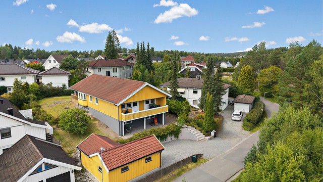 Boligen ligger på populære Sloratoppen, i et rolig og veletablert nabolag.