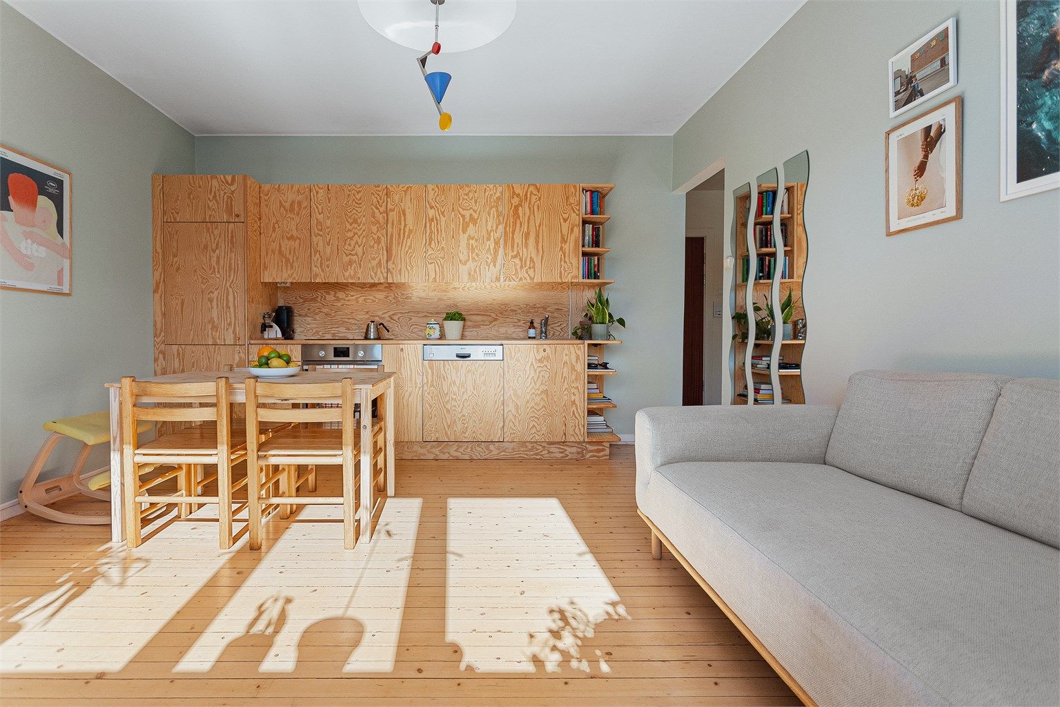 Stue og kjøkken utgjør en sosial sone på over 20 m².