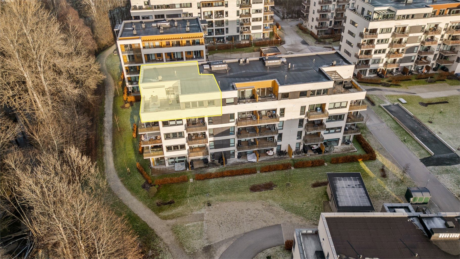 Her får du en usjenert toppleilighet med høy standard som inneholder 4 soverom, 2 bad, kjøkken, stue, entré og hall.