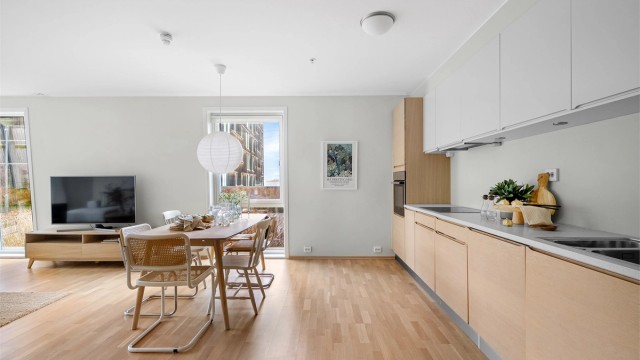 Stue og kjøkken ligger i en åpen og sosial løsning, med vindu fra tak til gulv som lar deg nyte flott utsikt og gir naturlig lysinnslipp.
