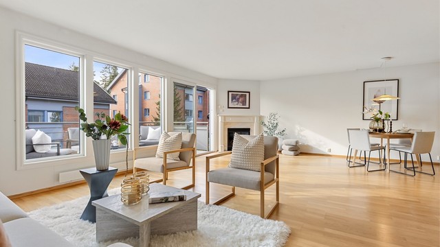 Meget lys og romslig stue med gode møbleringsmuligheter. Foto: Zovenfra