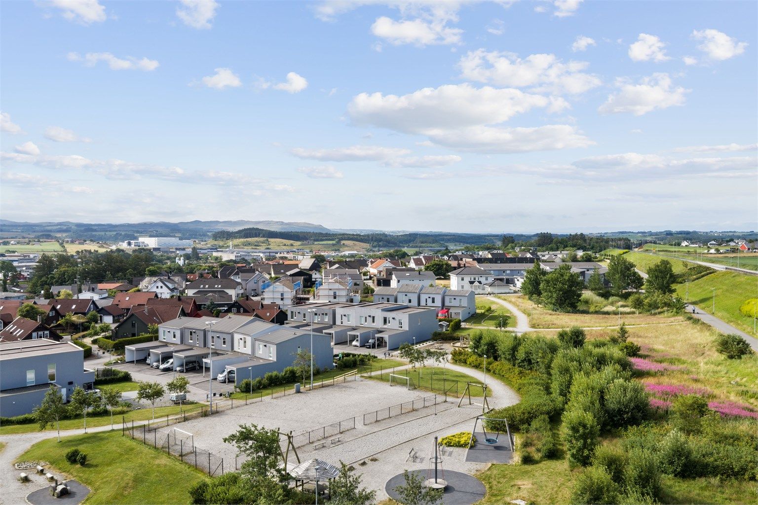 Nærområdet byr på lekeplasser og trygge omgivelser for barn.