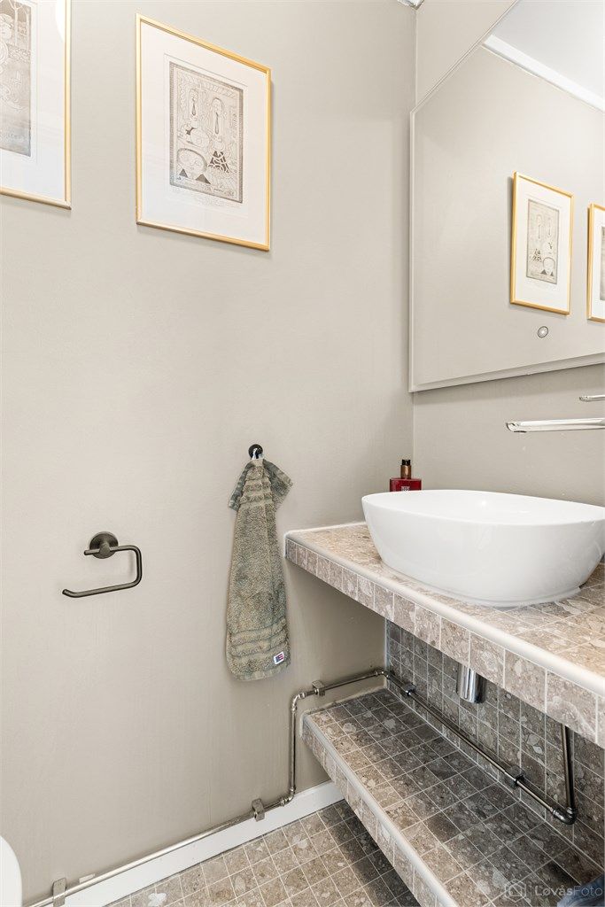 Separat toalettrom, også oppgradert i 2022, med gulvvarme for ekstra komfort.