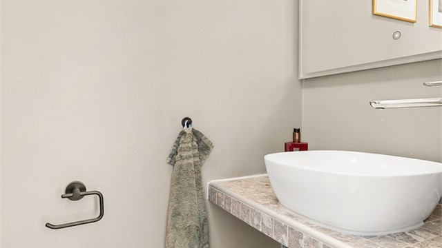 Separat toalettrom, også oppgradert i 2022, med gulvvarme for ekstra komfort.