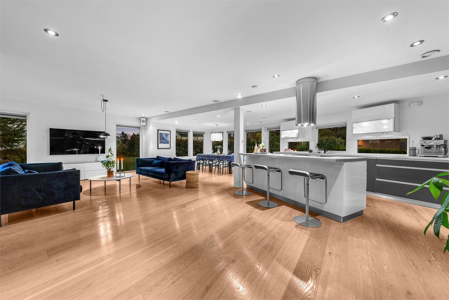 Åpen, luftig stue-/kjøkkenløsning