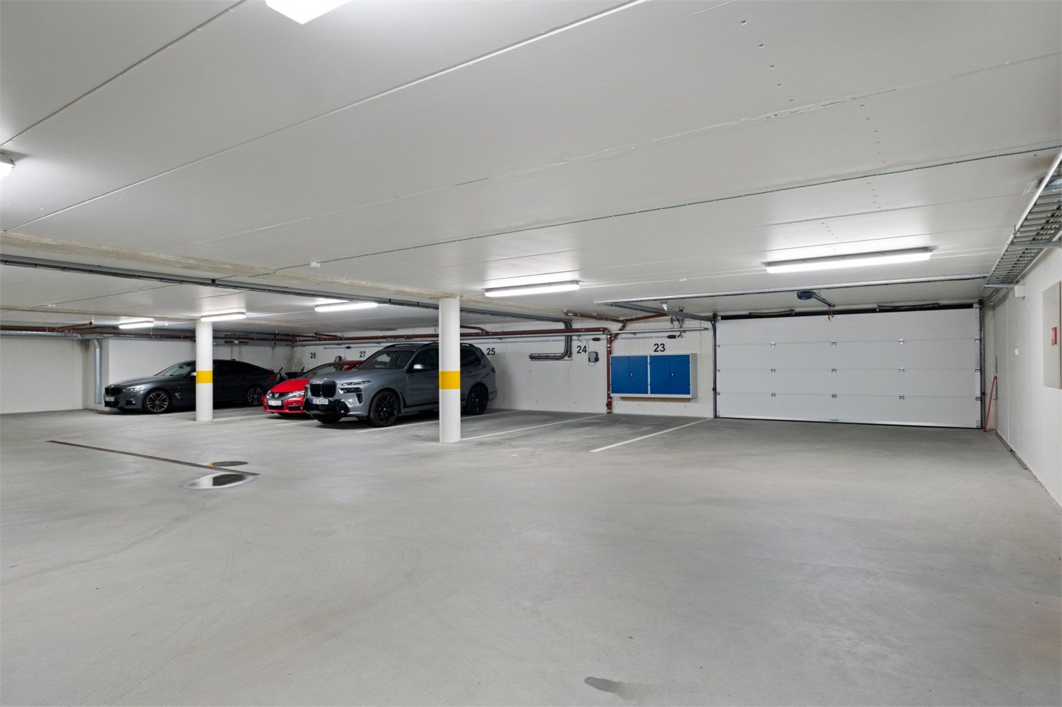 Leiligheten har 4 parkeringsplasser i garasjeskjeller hvor 2 har montert el-bil ladere