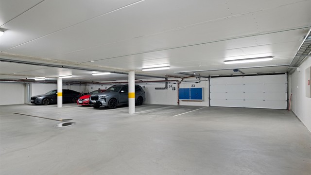 Leiligheten har 4 parkeringsplasser i garasjeskjeller hvor 2 har montert el-bil ladere