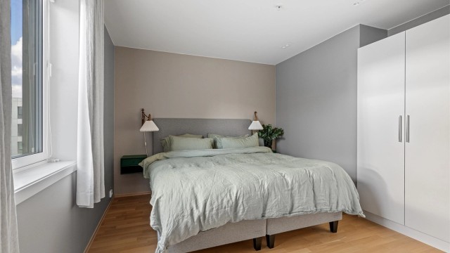 Soverom II stort og romslig med plass til stor seng og nattbord. Det er garderobeskap med oppbevaringsplass som medfølger.