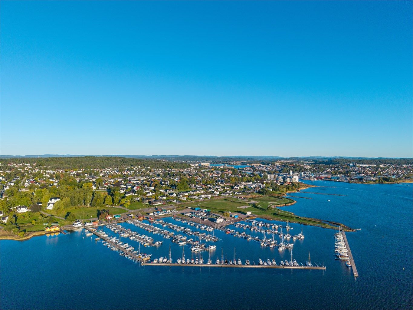 På Teie/Rosanes kun en kort sykkeltur unna er det flotte kyst- og havneområder med gode båtmuligheter.