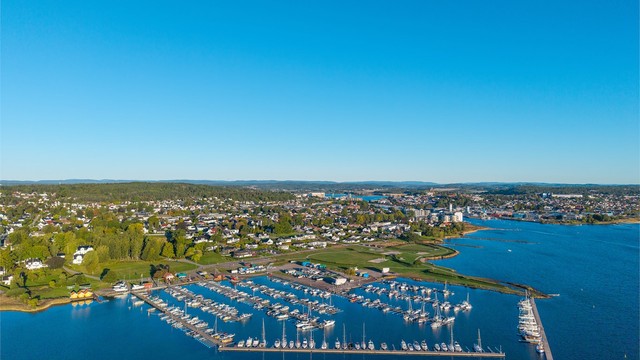 På Teie/Rosanes kun en kort sykkeltur unna er det flotte kyst- og havneområder med gode båtmuligheter.