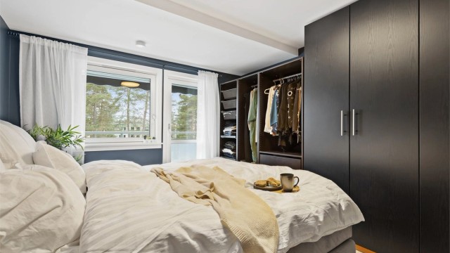 Rommet har en praktisk garderobeløsning som gir rikelig med oppbevaringsplass.