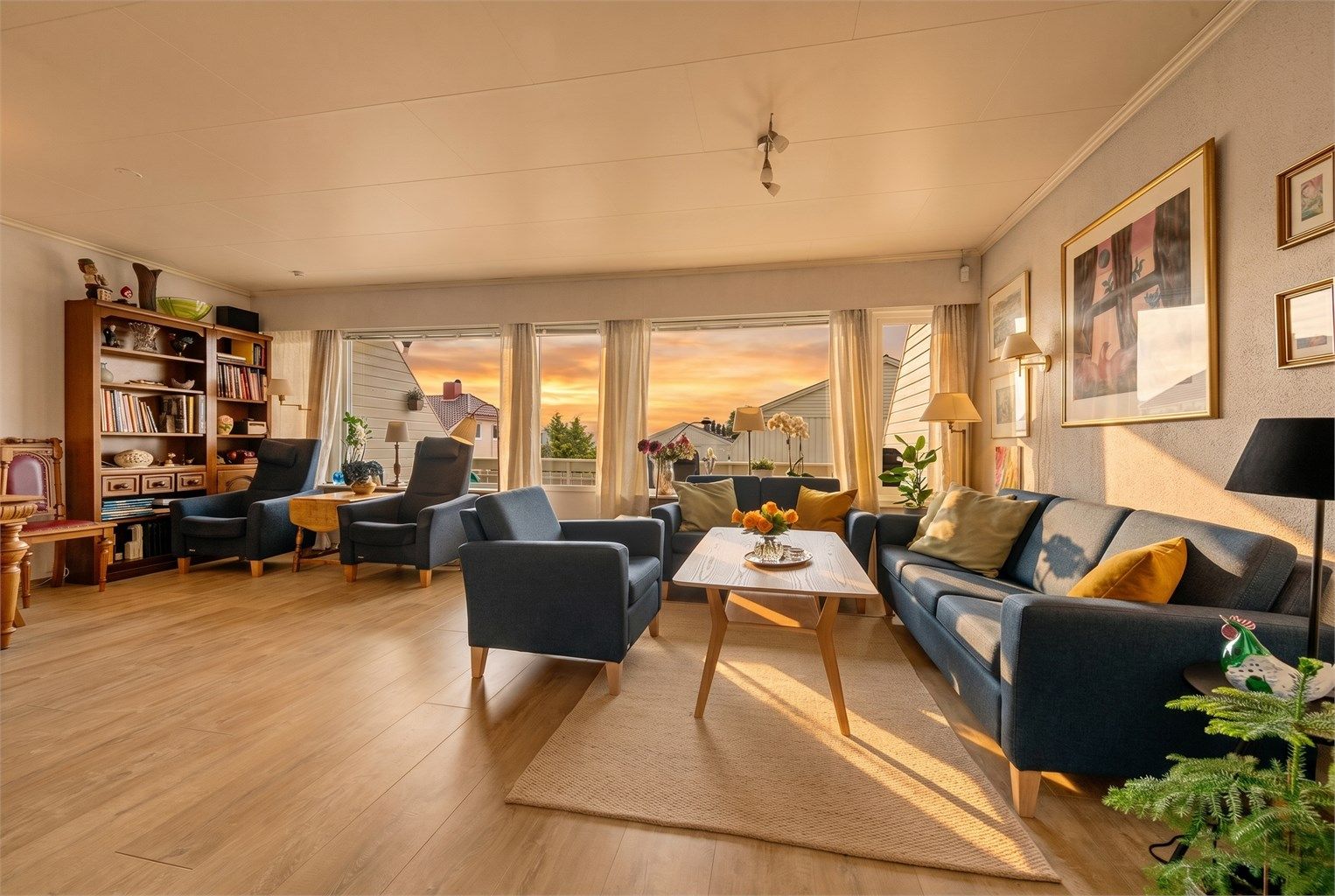 Stuen i andre etasje er et romslig samlingspunkt med plass til flere sittegrupper.
Foto: Stian Wiik