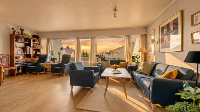 Stuen i andre etasje er et romslig samlingspunkt med plass til flere sittegrupper.
Foto: Stian Wiik