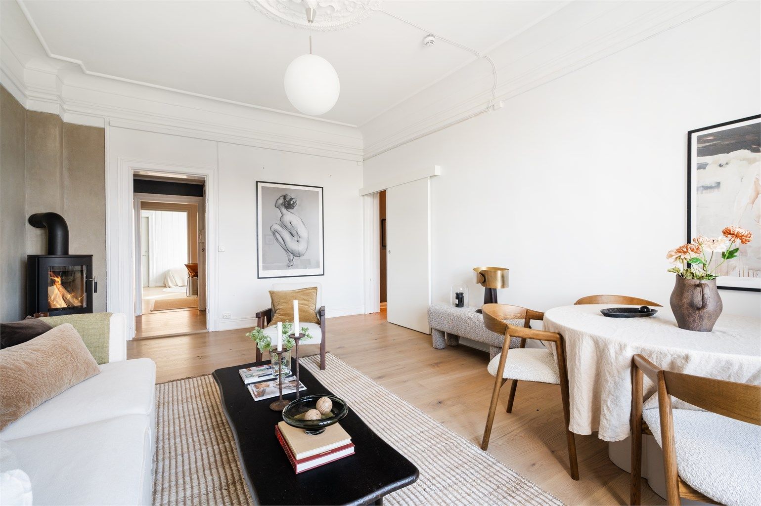 Stuen er romslig og gir god plass til sofagruppe med tilhørende salongbord. 