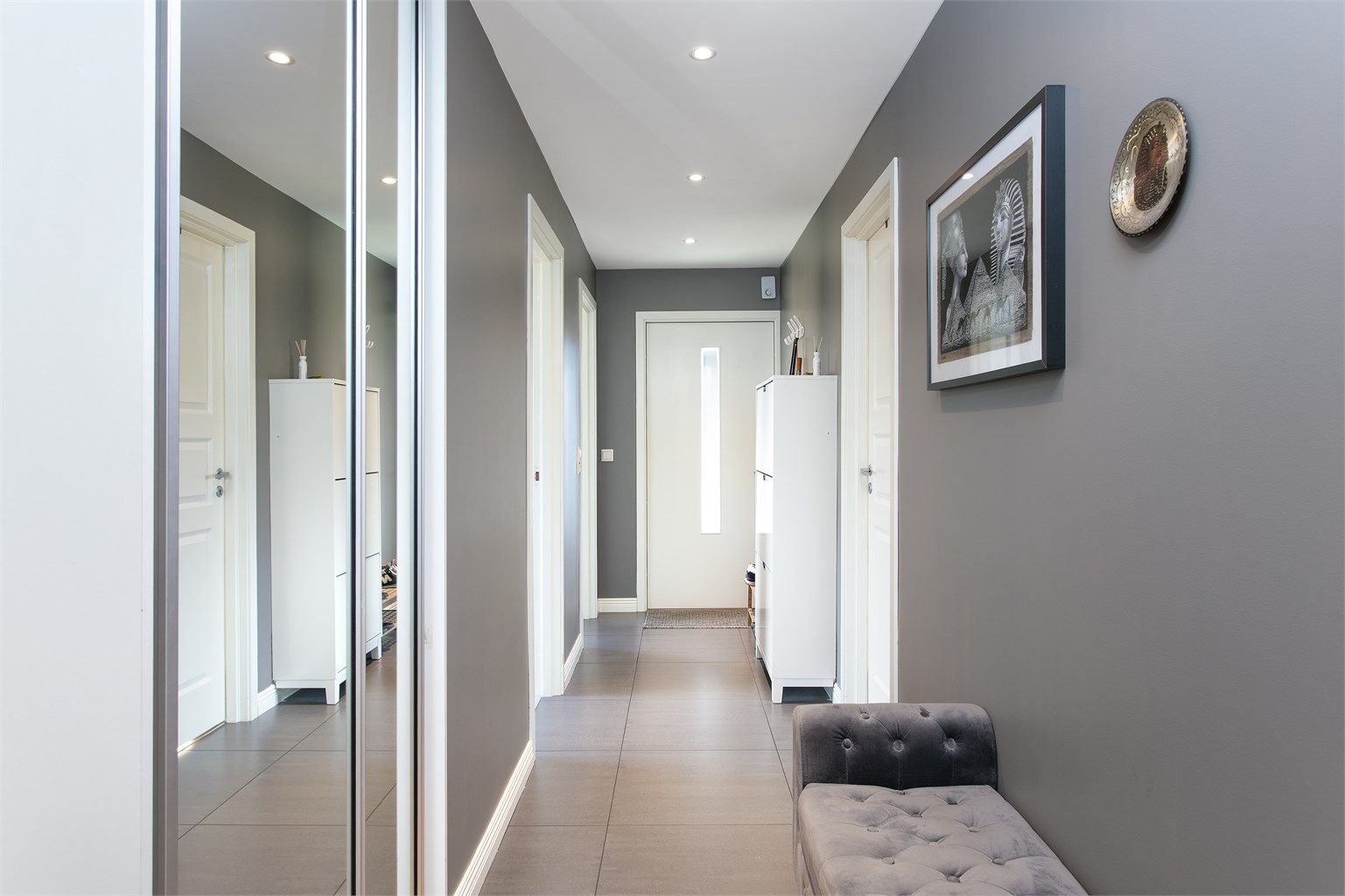 Gang i hovedetasjen med skyvedørsgarderobe med speilfronter som gir en god romfølelse