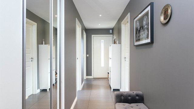 Gang i hovedetasjen med skyvedørsgarderobe med speilfronter som gir en god romfølelse