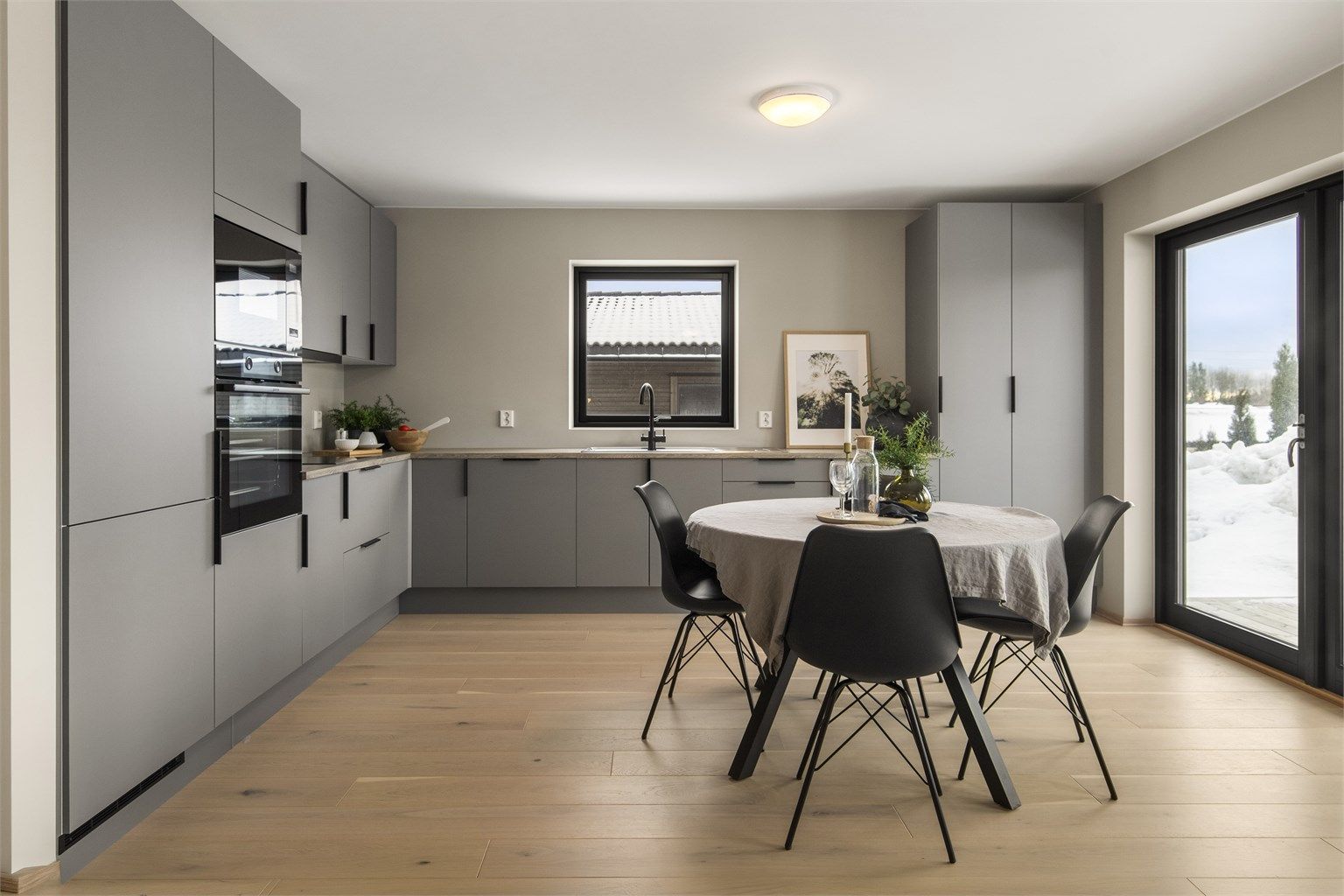 Gjennomgående høy standard med lekre gulv og slette malte overflater i moderne fargevalg