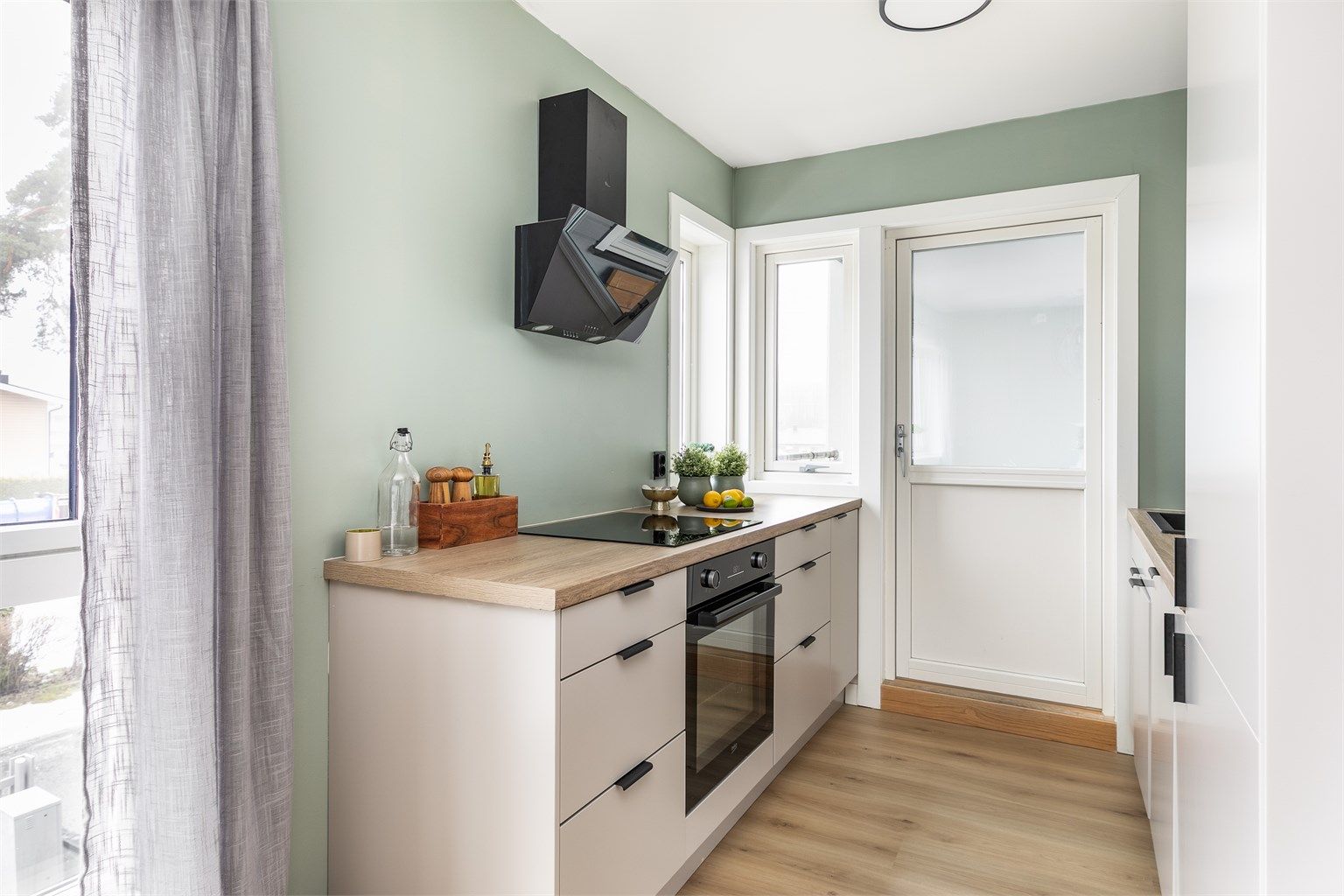 Leiligheten ble i 2024 pusset helhetlig opp med blant annet helt nytt kjøkken. 
Fotograf; Børge Oppegård.