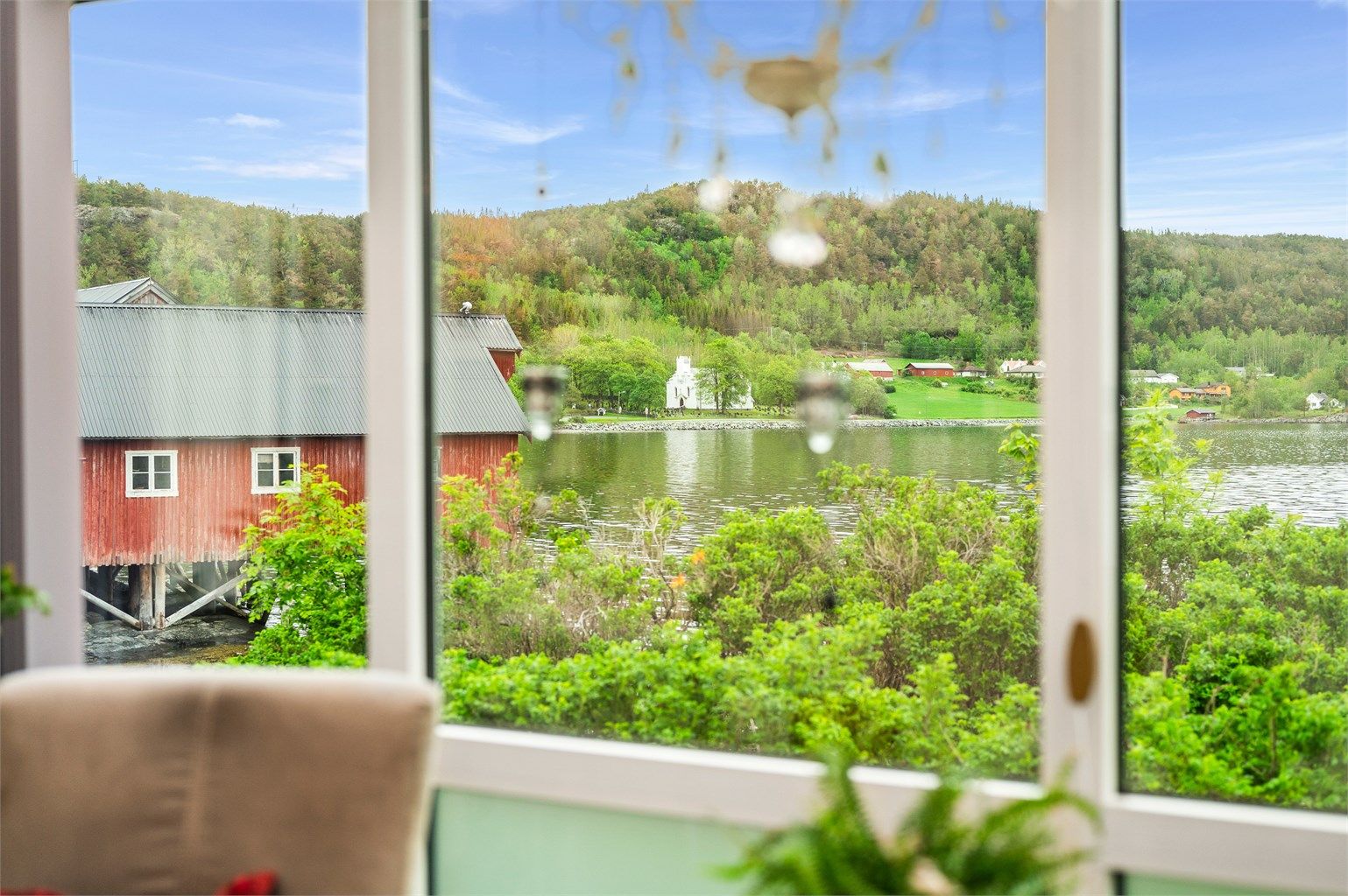 Boligen nyter nydelig utsikt mot fjorden. 