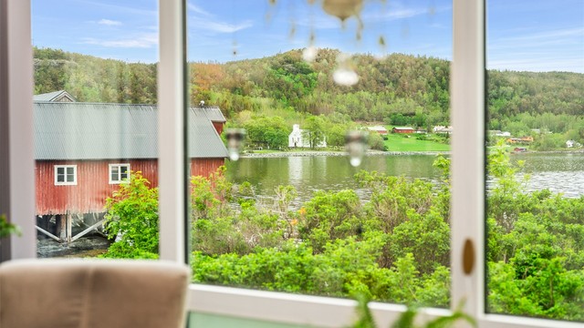 Boligen nyter nydelig utsikt mot fjorden.