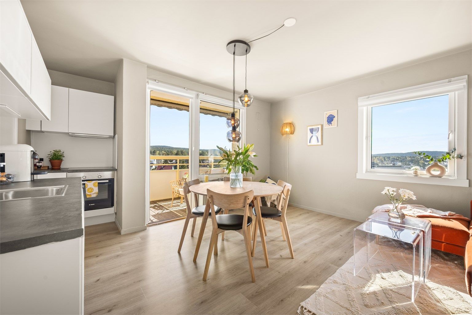 Her i stuen har du god plass til både spiseplass og sofagruppe. Flere vinduer sørger for svært gode lysforhold.