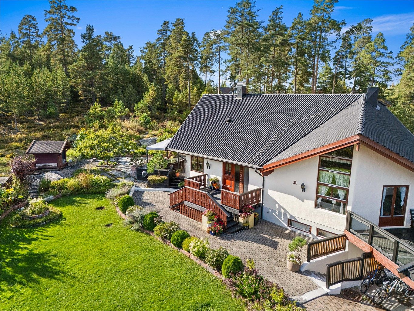 Eiendommen grenser til friarealer og har en romslig og solrik tomt – perfekt for familie og fritid