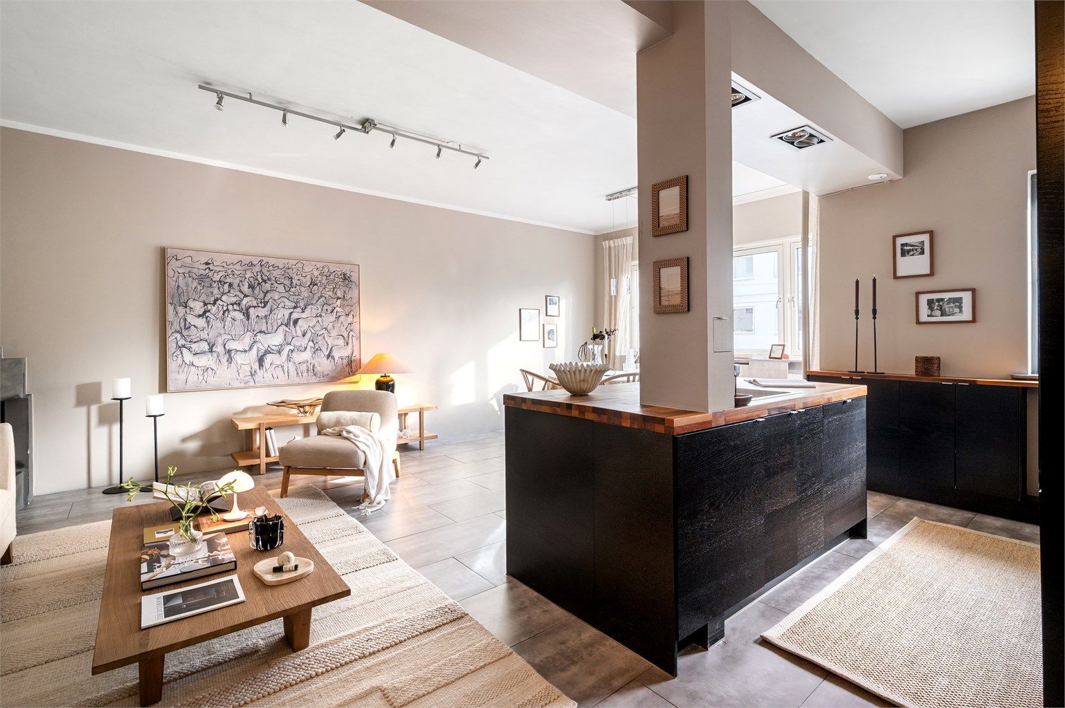 En sosial bolig med god planløsning og overflater holdt i delikate nyanser. 