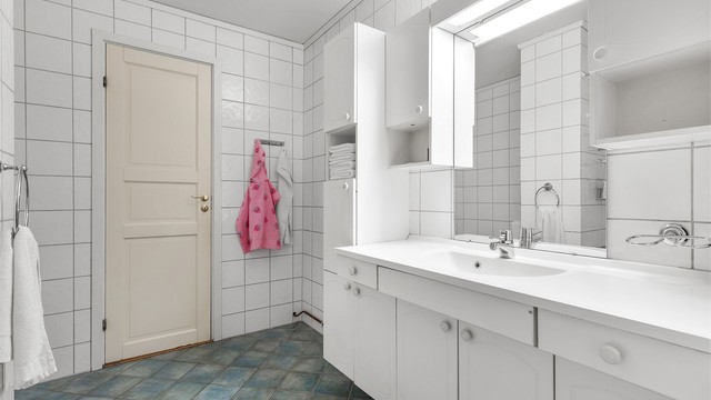 Rommet har flislagt gulv med varme, flislagte vegger og himling av malt betong.