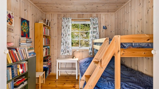 Det andre soverommet er innredet med familiekøye.