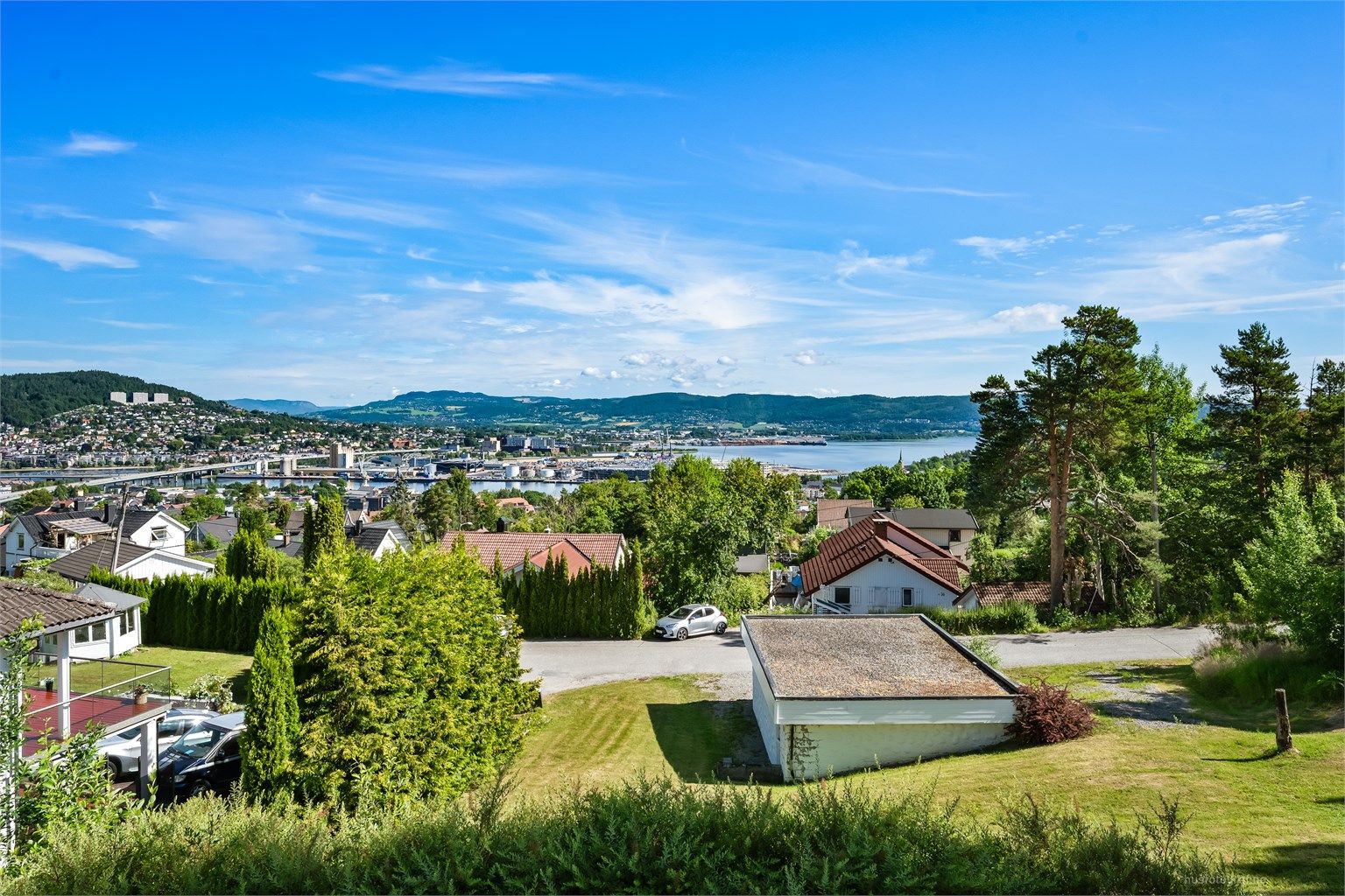 Balkongen byr på flott utsikt over nærområdet og Drammensfjorden. 
Foto: Haiman Askari.