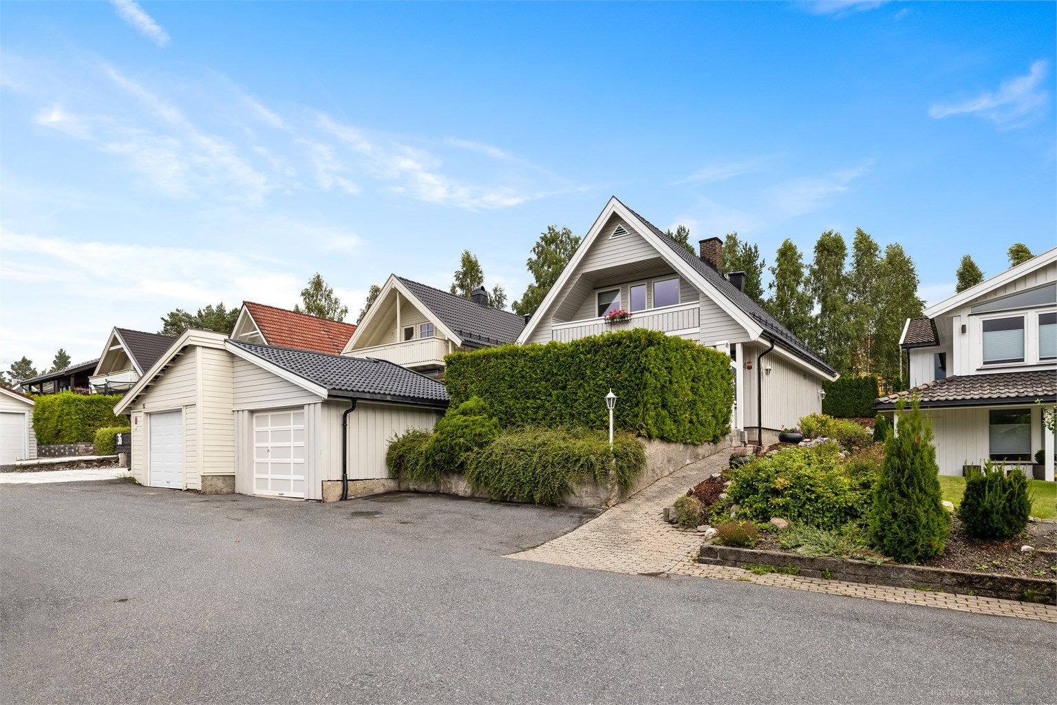 Eiendommen ligger i et attraktivt, solrikt og familievennlig boligområde