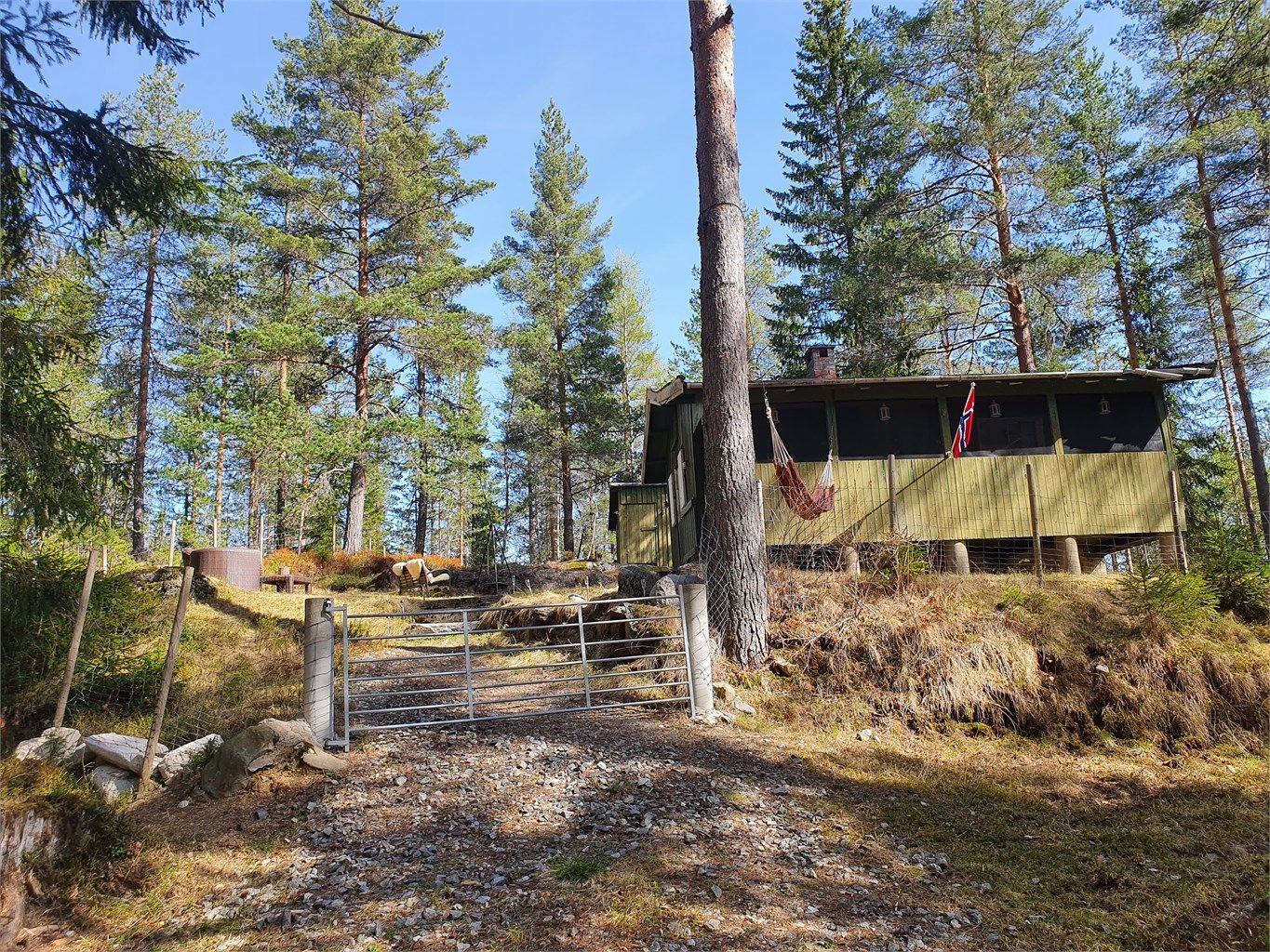 Liten hytte i skogsterreng med gode solforhold beliggende fredelig til på Skjølsetra. Behov for full renovering.